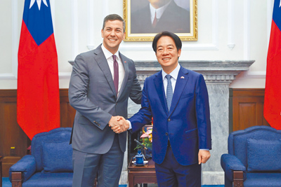 巴拉圭總統貝尼亞(左)2024年5月來台,賴清德總統(右)親自接見。(總統府提供) image