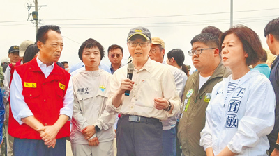 行政院長卓榮泰(左三)29日視察嘉義縣朴子水患災況,縣長翁章梁(左一)、民進黨立委蔡易餘(右二)、國民黨立委王育敏(右一)都到場。(廖素慧攝) image