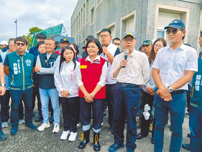 行政院長卓榮泰(前右二)推「6年1000億跨年度治水預算」,彌補過去治水缺口。(張朝欣攝) image