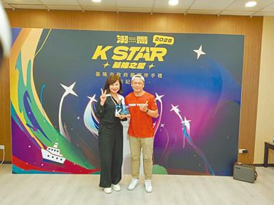基隆市政府推出「K STAR基隆之星」徵選活動嚴選伴手禮,最高榮譽「潮嚮之星」由具有50年歷史的大新餅店「招牌咖哩餅」獲得,基隆市副市長邱佩琳(左)頒發獎座予業者。(張志康攝) image