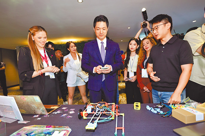 台北市長蔣萬安(前中)29日出席台北青年高峰會,參觀「AI工藝創作攤位」與國際青年交流。(陳信翰攝) image