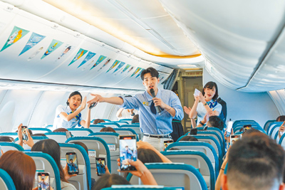 黃偉晉創紀錄,日前在空中舉辦「黃偉晉『最高』!亞洲首個空中藝人見面會2025」。(源活娛樂提供) image