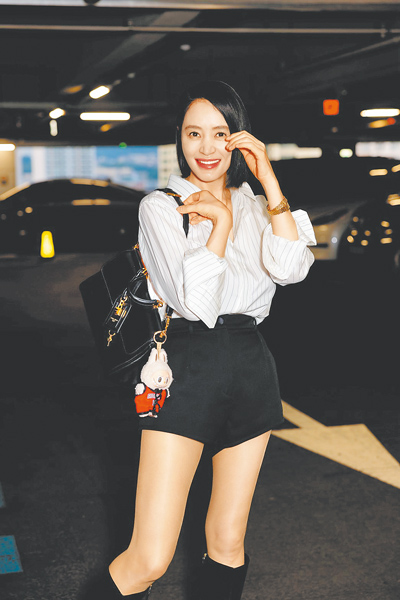 金憓秀現身曹政奭新片《我和我的殭屍女兒》首映,凍齡外貌引網友熱議。(DOLCE&GABBANA提供) image