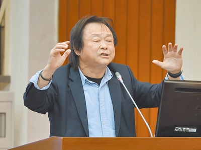 遭同黨立委嗆聲「滾啦!」的民進黨立委王世堅在立法院表示他「不以為意」。(姚志平攝) image