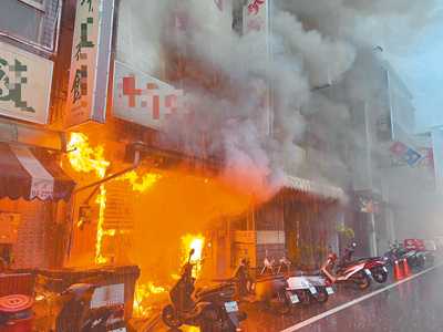 台中市太平區中興路知名的「珍將」牛肉麵店,7月31日清晨發生火警,疑因廣告帆布及鐵窗延誤救援時間,造成2死3命危悲劇。(台中市消防局提供/馮惠宜台中傳真) image