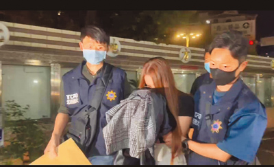 男童「剴剴」的29歲劉姓生母(中)因強盜案被新北地院通緝,逃亡3年後,7月31日在台中沙鹿落網,晚間移送新北地院,法官裁定羈押。(民眾提供/高鈞麟新北傳真) image
