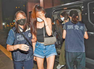 台北市議會副議長葉林傳,疑藉議員職權修正《台北市電子遊戲場業設置管理自治條例》第10條,使電子遊戲場得以合法化,7月31日北檢展開搜索,並約談葉林傳與業者等人到案,晚間移送業者至地檢署複訊。(王英豪攝) image