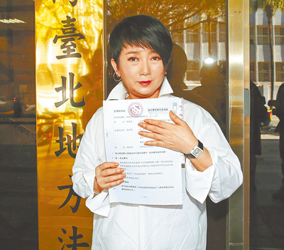 周思潔前往台北地院提民事訴訟,指控知名音樂人小蟲未依約行事,致其損失慘重。(資料照片) image