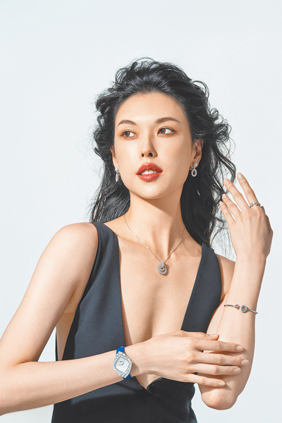 超模王思偉現在的生活就是在台灣、紐約、歐洲間當空中飛人,她也漸漸熟悉這樣的生活步調。(攝影/石智中、妝髮/呂任犀、珠寶/CHOPARD、服裝/GUCCI) image