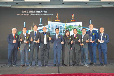2025全球卓越建設獎臺灣得主接受總統府副祕書長何志偉(左五)、世界不動產聯合會世界會長Antonio Campagnoli(左四),及中華民國不動產協進會理事長張麗莉(左六)公開表揚。(中華民國不動產協進會提供) image