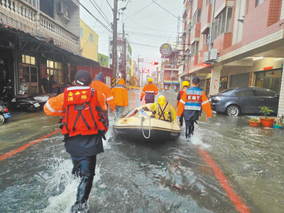 豪大雨狂炸台南,安定區港口里水淹及膝,消防人員利用船艇將被困的69歲王姓男子撤出送醫洗腎。(讀者提供/洪榮志台南傳真) image