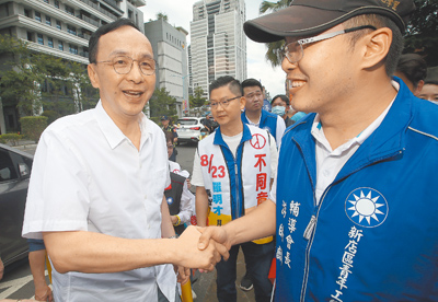 國民黨主席朱立倫(左)2日表示,總統府已經公告特別條例,法律已經生效,請行政院先依法行政普發現金1萬元。(范揚光攝) image