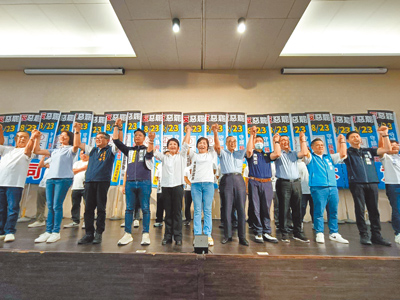 第二波大罷免將於823登場,台中第三選區藍委楊瓊瓔2日在神岡成立反罷免後援會,市長盧秀燕(左五)大讚楊瓊瓔(左六)具備3大優點。(陳淑娥攝) image