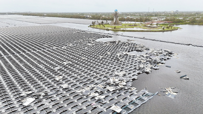 設置於嘉義縣布袋新塭及義竹東後寮溪墘滯洪池的太陽能光電板慘遭颱風破壞。(示意圖,讀者提供/呂妍庭嘉義傳真) image