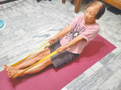 醫師指出,透過彈力繩等重訓運動,可改善銀髮族衰弱症候群等健康問題。(鄭郁蓁攝) image