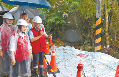 台中市長盧秀燕2日前往北屯、石岡2處遭滑落土石波及民宅勘災,並要求相關單位在安全無虞下盡速復建,同時協助災民恢復家園。(台中市政府提供/李京昇台中傳真) image