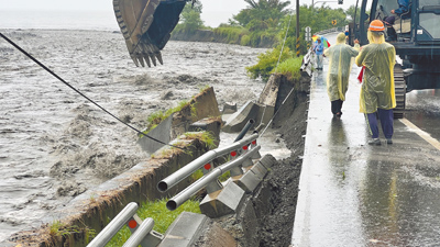 連日豪雨致災,台東南迴公路407公里處道路路基遭掏空,北上車道路面坍方,公路局緊急實施交通管制。(讀者提供/蔡旻妤台東傳真) image
