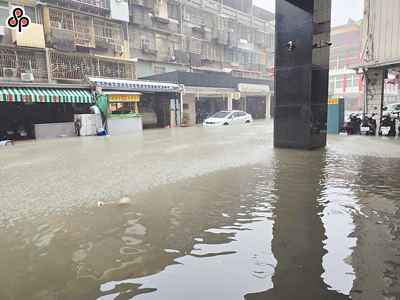 審計部報告指出,台南市、高雄市等5縣市在內的17處水位監測站,於凱米颱風影響期間(2024年7月23日至28日)未能正確回報水位資訊。圖為2024年7月25日,凱米颱風雨彈炸高雄,當天三鳳宮周邊出現積淹水狀況。(本報資料照片) image