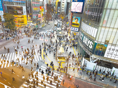 近來中日雙邊都傳出仇外暴力事件。7月31日上午,東京JR神田車站附近2名陸籍男子遭持鐵管的歹徒痛毆;7月31日傍晚在江蘇省蘇州市,帶著孩子的日籍女性被人用類似石頭的東西砸傷。圖為東京新宿街頭。(中新社) image