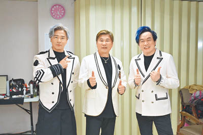 由歐弟(左起)、胡瓜、康康2日在主持的「鑽石舞台之夜」演唱會前先受訪。(萬星傳播提供) image