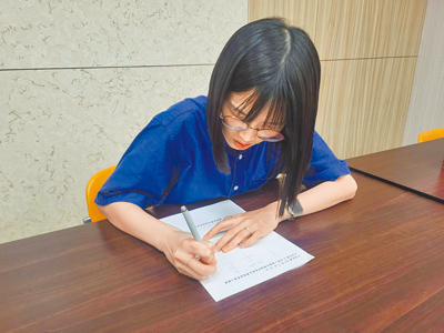大眾熟悉的強迫症表現是反覆洗手、確認門窗、怕髒或講究對稱,但「思考卡住」也是強迫症,只要考卷有一題不會寫,腦中就像卡住了,無法轉彎,反覆想著同一題該怎麼解、非解出來不可,導致整份考卷無法完成。圖為示意圖。(林周義攝) image