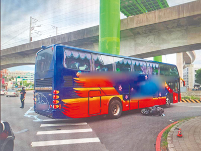20歲呂姓女騎士7月30日在桃園市蘆竹區遭右轉遊覽車捲入車底身亡。(翻攝畫面/蔡依珍桃園傳真) image
