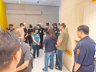 高雄左營博田醫院3日凌晨傳出黑衣人闖入砸院事件,警方派員到場協調,所幸無人受傷。(左營警分局提供) image
