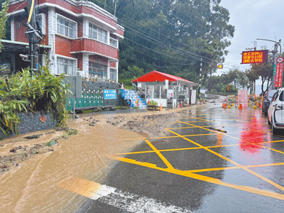 屏東縣連日豪雨不斷,山區近7天的累計雨量更達逾2000毫米,相當於屏東1整年降雨量,多處傳出山崩、土石流導致道路受阻災情。(民眾提供/謝佳潾屏東傳真) image