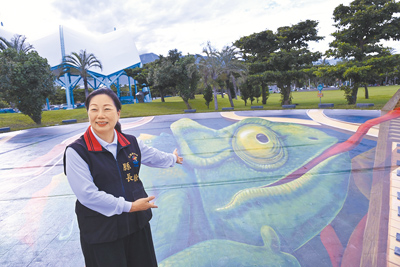 花蓮縣政府邀請多位彩繪藝術家在太平洋公園創作「樂躍洄瀾」,3D彩繪巨型變色龍攀爬延伸的琴鍵,傳達「順勢而變、轉變成長」理念。(花蓮縣政府提供/羅亦晽花蓮傳真) image