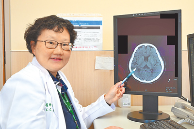 精神科醫師經由影像檢查及認知功能評估,診斷患者罹患輕度失智症併發精神行為症狀。(亞洲大學附屬醫院提供) image