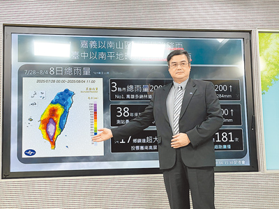 氣象署預報中心主任陳怡良4日總結說明7月28日至8月4日2波西南氣流造成的豪雨事件。(蔡佩珈攝) image