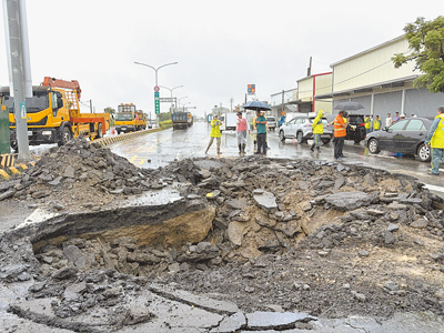 嘉義縣台1線水上鄉南下275K路段,4日上午突發生路面下陷,公路局雲嘉南區養護工程分局緊急開挖,試圖找出下陷原因。(嘉義縣政府提供/呂妍庭嘉義傳真) image