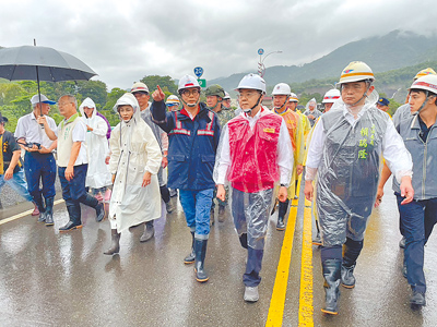 圖為行政院長卓榮泰(前排右三)4日在高雄市長陳其邁(前排右四)陪同下,赴高雄市六龜區視察山區災情。(洪浩軒攝) image