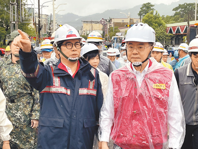 南部地區連日暴雨,行政院長卓榮泰(右)4日在高雄市長陳其邁(左)陪同下,赴高雄市六龜區視察山區災情。(洪浩軒攝) image
