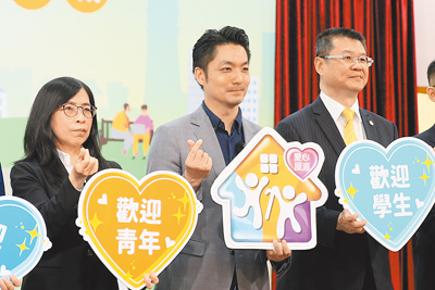 台北市地政局4日宣布與業者合作,在各大租屋網推出「友善屋源」方案,市長蔣萬安(中)表示,友善屋源方案可讓有租屋需求的朋友快速找到符合需求的房子。(實習攝影記者趙子寧攝) image