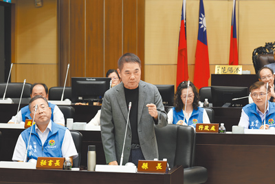 苗栗縣長鍾東錦5日在縣議會答詢美國關稅議題時,直指問題核心稱,台灣現在是束手就擒,應該跟賴清德政府建議,要對大陸開放,才能回頭逼美國。(謝明俊攝) image