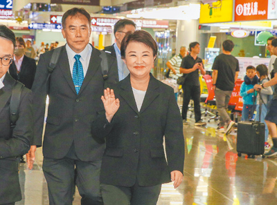 台中市長盧秀燕5日深夜率團搭機出訪澳洲,預計11日凌晨搭機返台,她在桃機受訪時表示,出訪目的是為拓展城市外交。(陳麒全攝) image