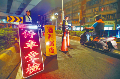 現規定駕駛若酒駕,無論是否是車主皆吊扣車牌2年,車主不知情也照罰。最高行政法院最新判決則指出,駕駛與車主同一人才適用扣牌規定。(本報資料照片)(禁止酒駕/飲酒過量,有害健康) image