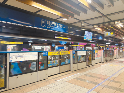 台北捷運板南線在平日上班尖峰時段列車班距已近系統極限,但有許多在龍山寺站等車往台北車站的民眾仍會遇到「有車擠不上去」的困境。(邱芊攝) image