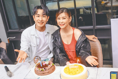 陳謙文(左)5日出席媒體茶敘,現場驚喜替方馨慶生。(葡萄長文創工作室提供) image
