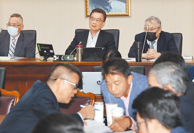 立法院交通、教育及文化委員會6日聯席會議審查「新聞媒體與數位平台議價法草案」,由立委林國成(上排中)主持會議,NCC代理主委陳崇樹(下排左)與立委溝通。(姚志平攝) image