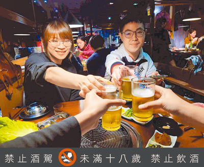 即使每天只有「小酌」,也會抑制脂肪氧化、促進脂肪儲存,久而久之容易在腹部囤積脂肪,形成典型的「啤酒肚」。(林周義攝) image