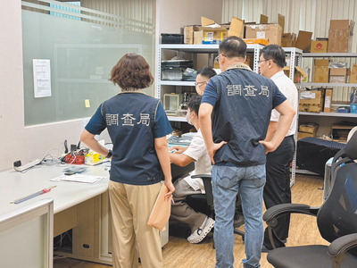 調查局針對陸企挖角我高科技人才案,日前動員10個外勤處站展開全國性掃蕩,共有16家知名陸企及在台營業處70處所遭搜索、詢問120人次,依違反兩岸人民關係條例送辦。(調查局提供/陳志賢台北傳真) image