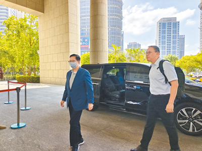前桃園市長鄭文燦(左)被控收賄500萬元護航工五擴大區,7日桃園地方法院再開準備程序庭,鄭文燦重申自己清白。(賴佑維攝) image