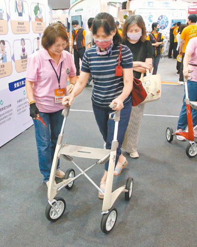 「第二屆高齡健康產業博覽會」以「再青春」為年度主題,集結350家指標廠商、1200個展位,廠商展示多樣輔具讓民眾體驗。(趙雙傑攝) image