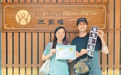 嚴爵(右)8日宣布老婆懷孕4個月好消息,期待迎接女兒誕生。(摘自嚴爵臉書) image