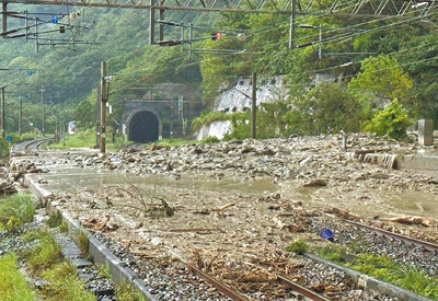 震後地質不穩且強降雨頻繁,鐵道邊坡穩定、風險預防管理成安全重點。圖為示意圖。(民眾提供/羅亦晽花蓮傳真) image