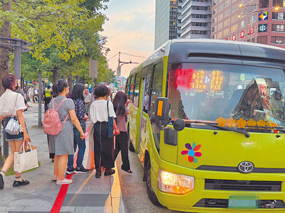 民眾搭乘台北捷運市政府站前的市民小巴。(示意圖,張珈瑄攝) image