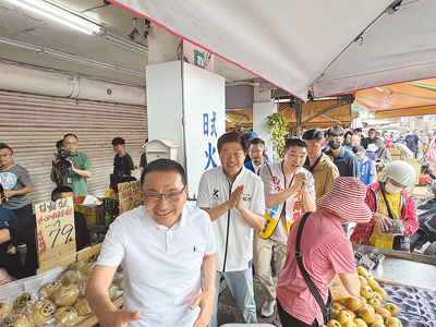 823罷免投票將至,國民黨立委羅明才(左二)10日合體新北市長侯友宜(左一)、基隆市長謝國樑(左三)等大咖赴新北市新店區建國仁愛市場掃街。(柯毓庭攝) image