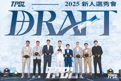 2025年TPBL新人選秀會最終8名球員獲選,左起為謝銘駿、廖偉皓、曾信武、劉丞勳、徐宏瑋、喬納森、魏芃禾、熊祥泰。(TPBL提供) image